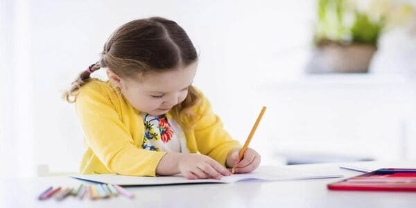 كيفية تعليم طفل 4 سنوات الكتابة 